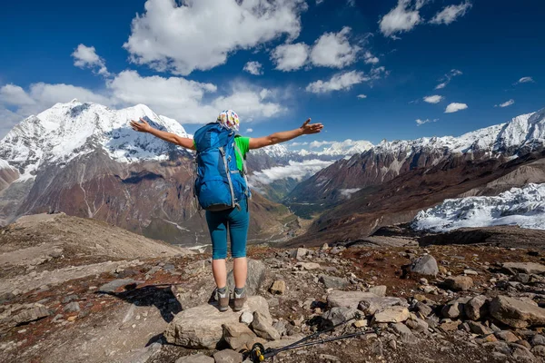 Γυναίκα τη διασκέδαση ενώ climbig Manaslu βάσης στρατόπεδο στην highla — Φωτογραφία Αρχείου