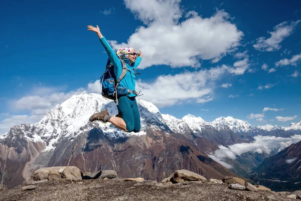 La mujer se divierte mientras sube al campamento base de Manaslu en Highla — Foto de Stock