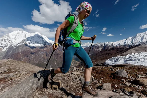 Uzun yürüyüşe çıkan kimse Manaslu Merkez kampına Himalayalar dağlık climbig olduğunu 