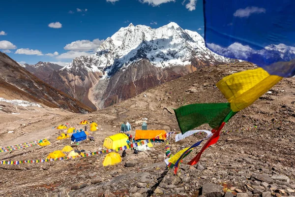 Campo base bajo la montaña Manaslu en las tierras altas de Nepal — Foto de Stock