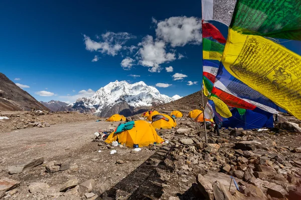 Campo base bajo la montaña Manaslu en las tierras altas de Nepal — Foto de Stock