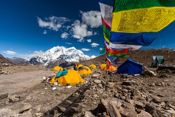 Campo base bajo la montaña Manaslu en las tierras altas de Nepal — Foto de Stock