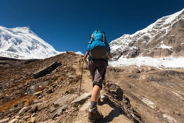 徒步旅行者是 climbig 到在高原上的喜马拉雅山马纳斯卢峰大本营 — 图库照片