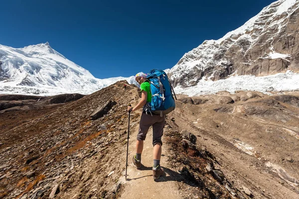 El excursionista sube al campamento base de Manaslu en las tierras altas del Himalaya — Foto de Stock