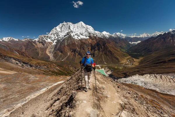 El excursionista sube al campamento base de Manaslu en las tierras altas del Himalaya — Foto de Stock
