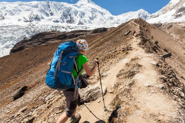 Randonneur est climbig au camp de base du Manaslu dans les hautes terres de l'Himalaya — Photo