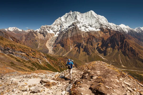 El excursionista sube al campamento base de Manaslu en las tierras altas del Himalaya — Foto de Stock