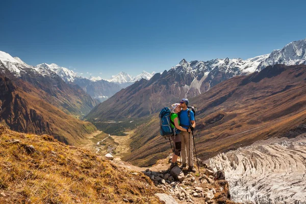 Çift kamera hig vadide Manaslu önünde poz