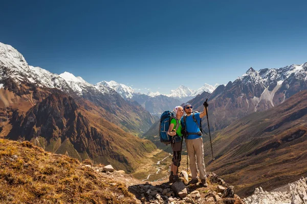 Couple is posing to the camera in front of Manaslu valley in hig — Stock Photo, Image