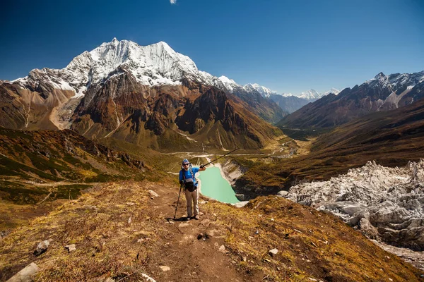 Retkeilijä kiipeää Manaslun tukikohtaan Himalajalla. — kuvapankkivalokuva