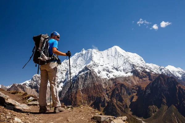 Turysta jest climbig do Manaslu base camp w highlands, Himalaje — Zdjęcie stockowe