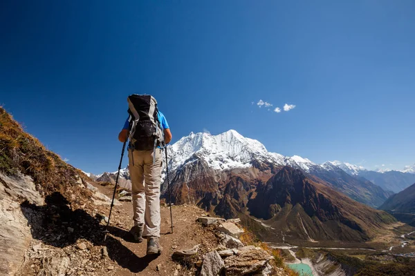El excursionista sube al campamento base de Manaslu en las tierras altas del Himalaya —  Fotos de Stock