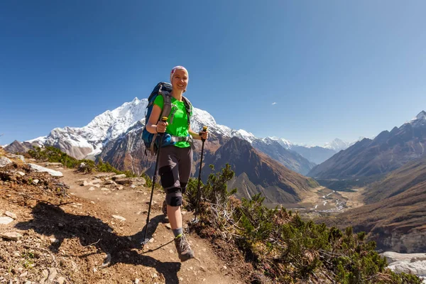 Hiker är climbig till Manaslu baslägret i höglandet i Himalaya — Stockfoto