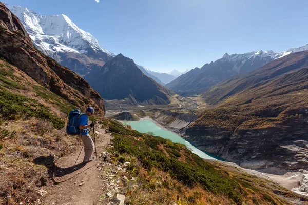 Senderista en las tierras altas del Himalaya en el circuito de Manaslu — Foto de Stock