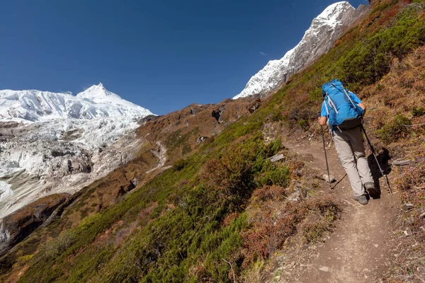 Caminhante é escalada para o acampamento base de Manaslu nas terras altas do Himalaia — Fotografia de Stock