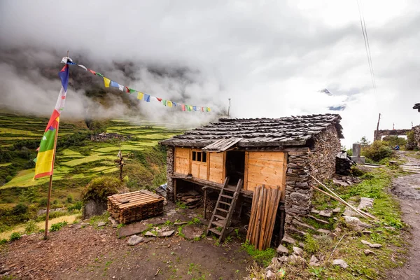Vista al pueblo pobre en las tierras altas del Himalaya — Foto de Stock