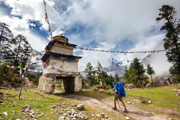 Vandrare i högländerna i Himalaya på Manaslu circuit — Stockfoto