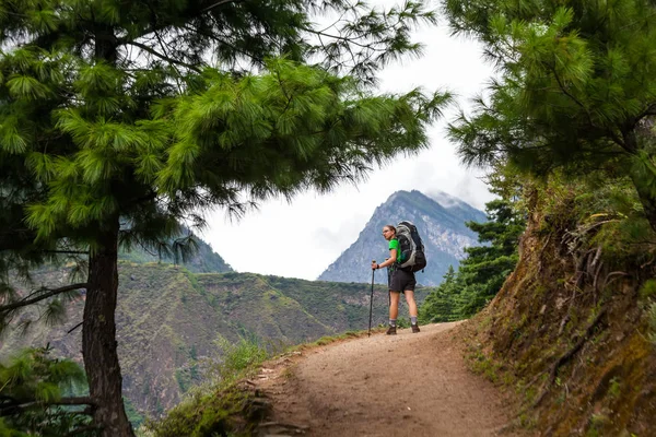 Hiker in highlands of Himalayas on Manaslu circuit — Stock Photo, Image