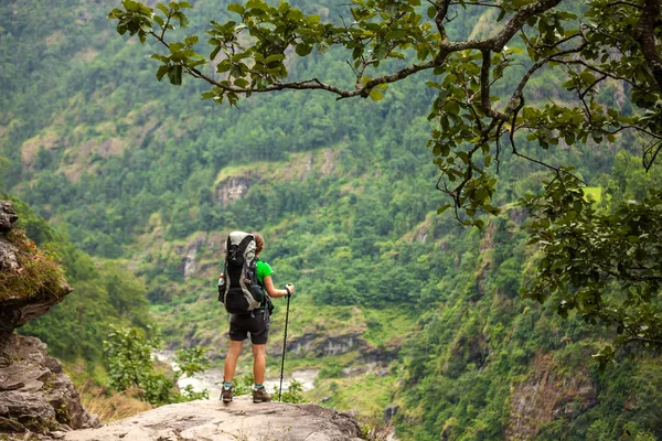 Hiker in highlands of Himalayas on Manaslu circuit — Stock Photo, Image