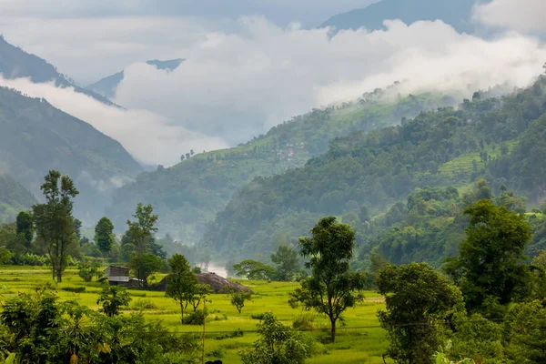 Bellissimo paesaggio delle montagne dell'Himalaya sul circuito di Manaslu — Foto Stock