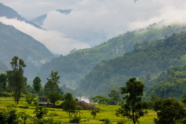 Prachtig landschap van bergen van de Himalaya op Manaslu circuit — Stockfoto