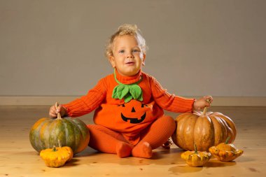Kabak kostüm stüdyoda poz küçük çocuk
