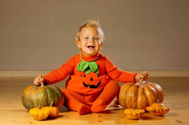 Kabak kostüm stüdyoda poz küçük çocuk