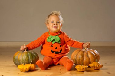 Kabak kostüm stüdyoda poz küçük çocuk