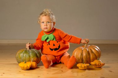 Kabak kostüm stüdyoda poz küçük çocuk