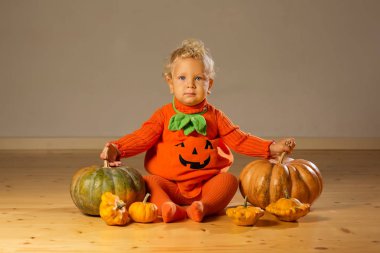 Kabak kostüm stüdyoda poz küçük çocuk