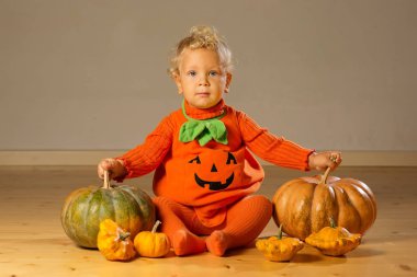 Kabak kostüm stüdyoda poz küçük çocuk