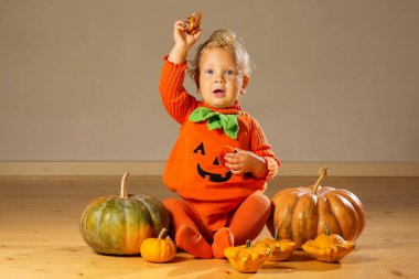 Kabak kostüm stüdyoda poz küçük çocuk