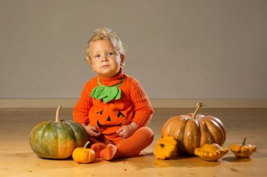 Kabak kostüm stüdyoda poz küçük çocuk