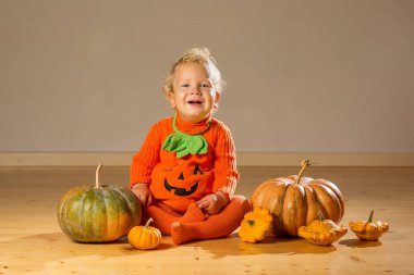Kabak kostüm stüdyoda poz küçük çocuk