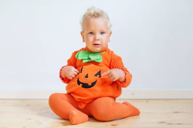 Kabak kostüm stüdyoda poz küçük çocuk
