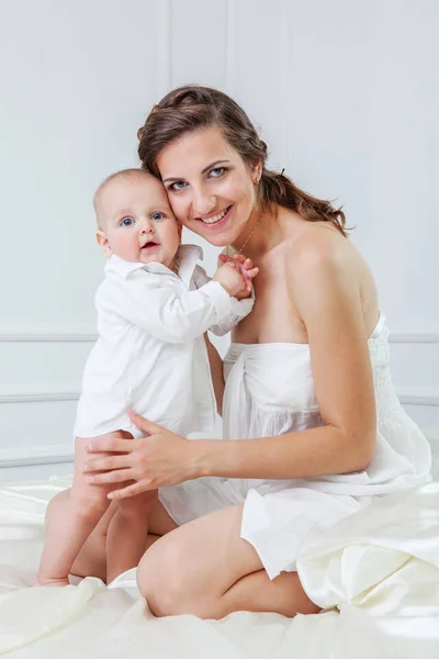 Família feliz. Mãe e seu filho bebê brincando e sorrindo em ba — Fotografia de Stock