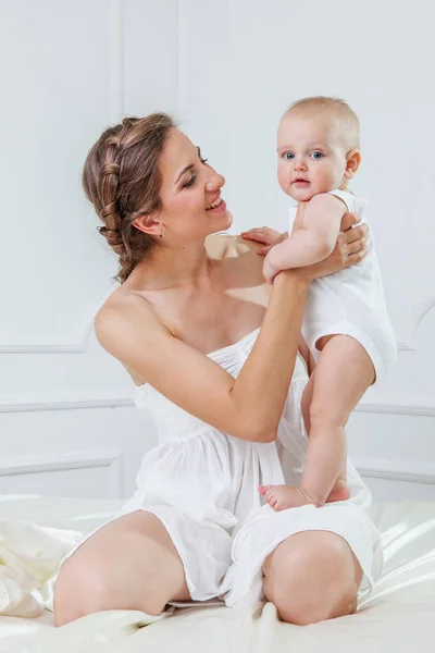 Família feliz. Mãe e seu filho bebê brincando e sorrindo em ba — Fotografia de Stock