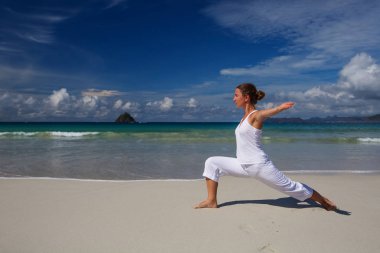 Kafkas kadın pratik Yoga tropic Okyanusu'nun sahil