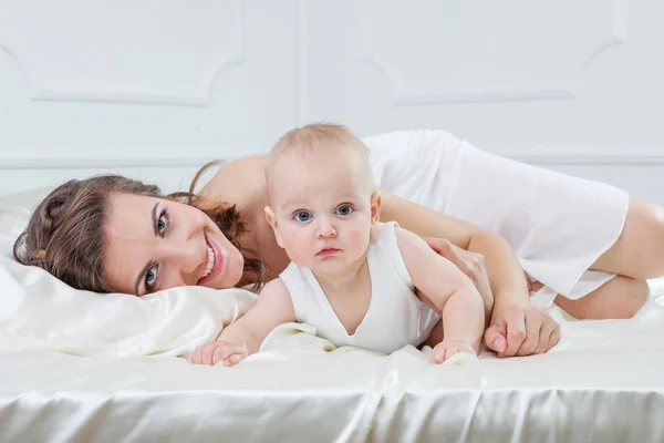 Lycklig familj. Mor och hennes baby son spela och var på ba — Stockfoto