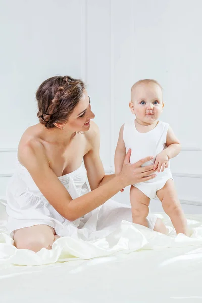 Família feliz. Mãe e seu filho bebê brincando e sorrindo em ba — Fotografia de Stock