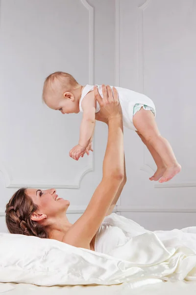 Familia feliz. Madre y su hijo jugando y oliendo en ba — Foto de Stock