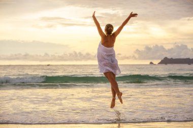 Genç kadın denizde çalış