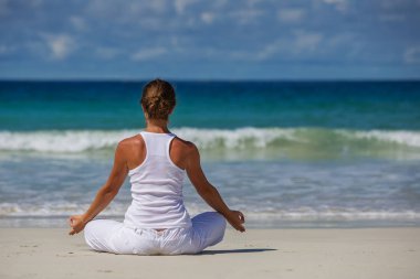 Kafkas kadın pratik Yoga tropic Okyanusu'nun sahil