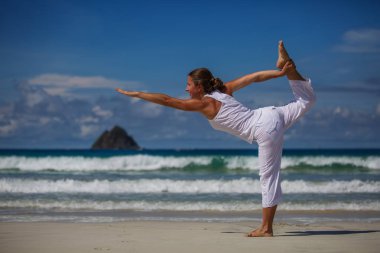 Kafkas kadın pratik Yoga tropic Okyanusu'nun sahil