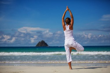 Kafkas kadın pratik Yoga tropic Okyanusu'nun sahil