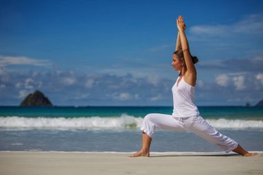 Kafkas kadın pratik Yoga tropic Okyanusu'nun sahil