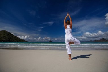 Kafkas kadın pratik Yoga tropic Okyanusu'nun sahil