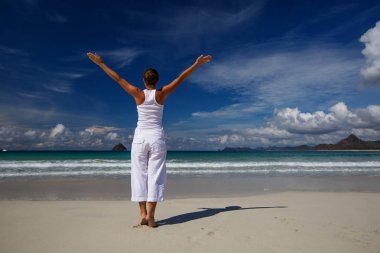 Kafkas kadın pratik Yoga tropic Okyanusu'nun sahil