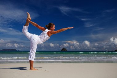 Kafkas kadın pratik Yoga tropic Okyanusu'nun sahil