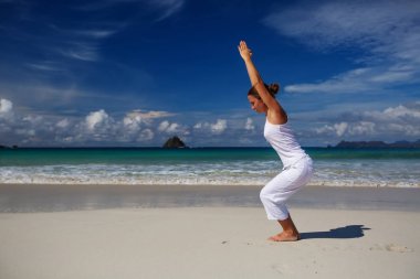 Kafkas kadın pratik Yoga tropic Okyanusu'nun sahil